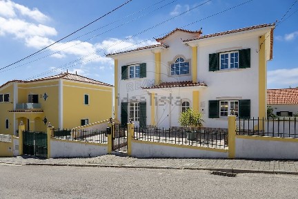 Moradia independente à venda na Ericeira Nascente