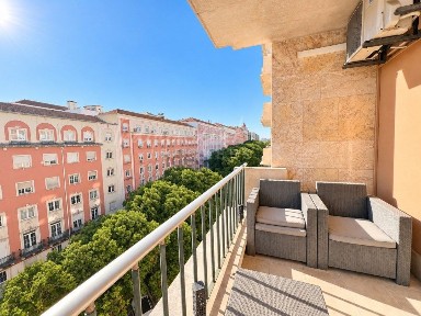 Arrendamento de apartamento T5 na Avenida António Augusto de Aguiar, 58 D