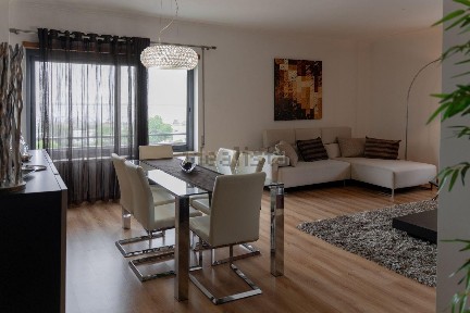 Arrendamento de apartamento T4 na Rua Engenheiro Cunha Leal