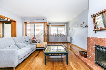 Arrendamento de apartamento T4 na Rua Arnaldo Ferreira, 4