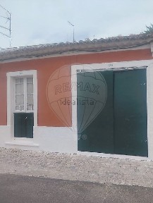 Moradia independente à venda na Rua de Todos os Santos