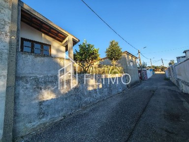 Moradia geminada à venda em São João da Madeira