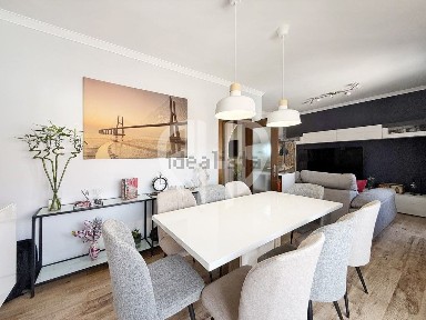 Apartamento T3 à venda na Rua Almirante Reis, 4