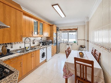Apartamento T3 à venda na Rua Dona Inês de Castro