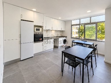 Apartamento T6 à venda na Rua Maria Archer