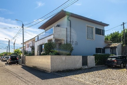 Moradia independente à venda em Antas e Abade de Vermoim