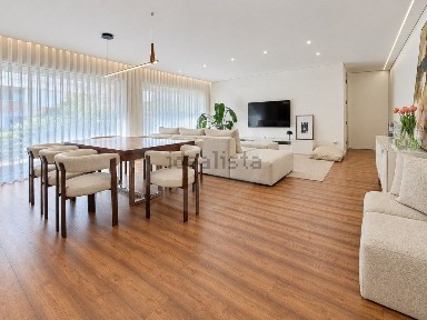 Apartamento T4 à venda na Rua Sacra Família, 5