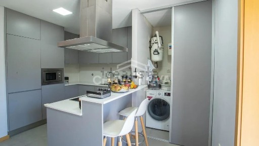 Apartamento T3 à venda na Rua Albino da Costa Reis