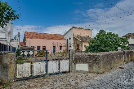 Moradia geminada à venda em Viela da Roupa Branca