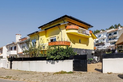 Moradia geminada à venda na Rua de Murracezes de Cima
