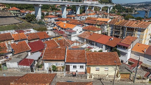 Moradia independente à venda na Rua Fonte da Rija