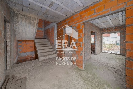 Moradia independente à venda em Lugar do Calvário