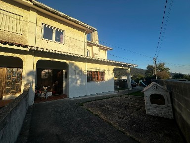 Moradia geminada à venda em Carreço