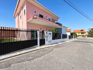 Moradia independente à venda na Rua Helder Gonçalves