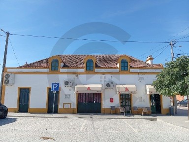 Moradia independente à venda no Largo da Estação