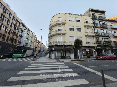 Arrendamento de apartamento T2 na Rua João das Regras, 186