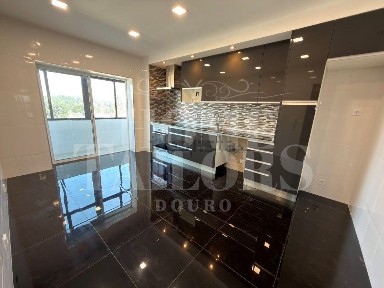 Apartamento T3 à venda na Travessa Escolar