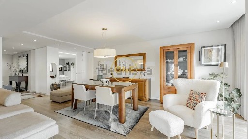 Apartamento T4 à venda na Rua Dom Pedro V