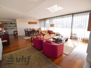 Apartamento T5 à venda na Rua do Agro de Moinhos