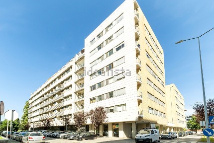 Apartamento T3 à venda na Rua Padre António Vieira, 52