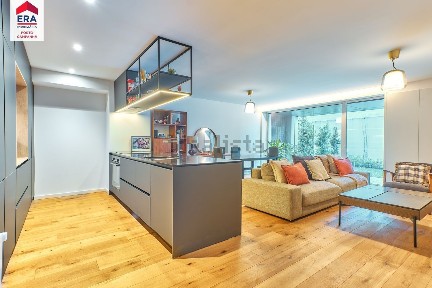 Apartamento T4 à venda na Rua de Nove de Abril