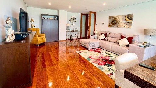 Apartamento T3 à venda na Rua Francisco Sá Carneiro, 99
