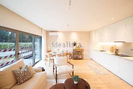Apartamento T3 à venda na Rua Margarida da Silva Cruz