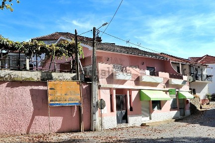 Moradia independente à venda na Rua da Mó