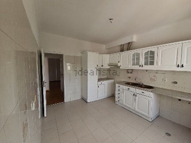 Arrendamento de apartamento T2 na Rua Jacinto Prado Coelho