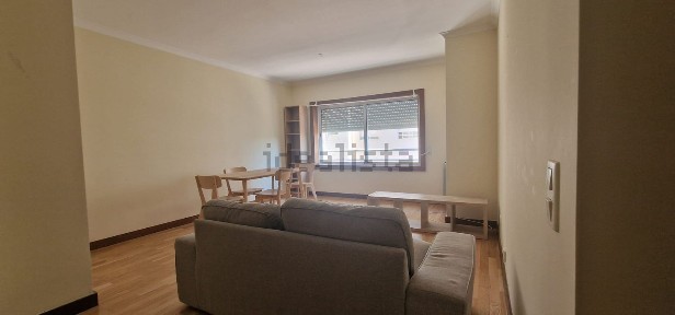 Arrendamento de apartamento T1 na Rua Vitorino Nemésio, 170