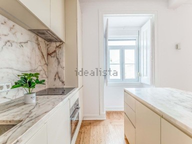 Arrendamento de apartamento T2 na Rua do Meio à Lapa