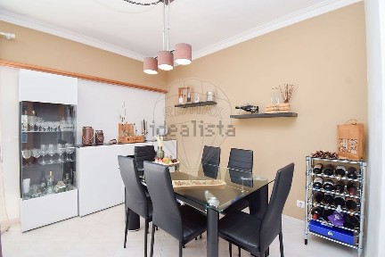 Apartamento T2 à venda na Rua Francisco Lázaro