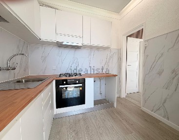 Apartamento T2 à venda na Rua do Vale de Santo António