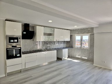 Apartamento T4 à venda na Rua Infante Dom Augusto, 98