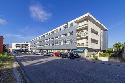 Arrendamento de apartamento T3 na Rua Doutor Edgardo Sá Malheiro, 132