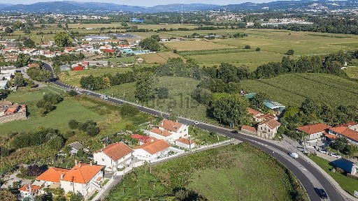 Moradia independente à venda na Avenida da Igreja