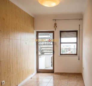 Apartamento T1 à venda na Rua Caetano de Melo