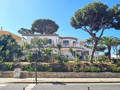 Moradia independente à venda na Estrada de Albufeira
