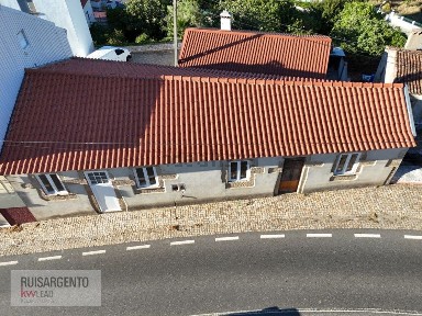 Moradia independente à venda na Rua da Hortinha