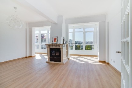 Arrendamento de penthouse na Rua Mariano Pina, 14
