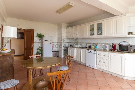 Arrendamento de apartamento T4 na Rua 16 de Novembro