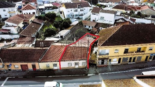 Moradia independente à venda na Rua Doutor José Garcês Pereira Caldas