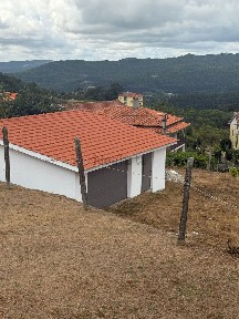 Moradia independente à venda em R. do Espírito Santo