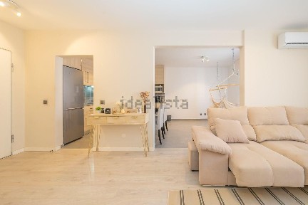 Apartamento T2 à venda na Praça Professor Hernâni Cidade, 2