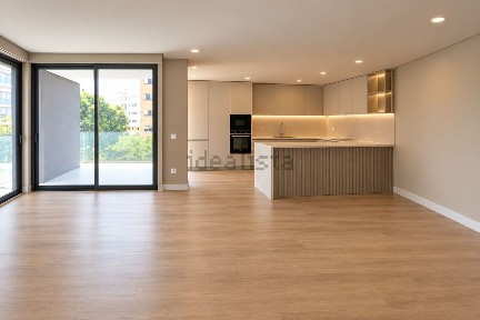 Apartamento T3 à venda na Rua António Pereira Maia s/n