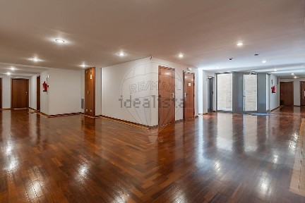 Apartamento T3 à venda na Rua Delfim Lima