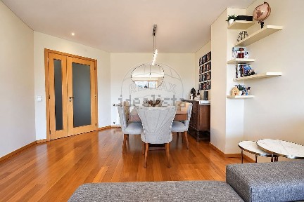 Apartamento T3 à venda no Largo do Curso Silva Monteiro