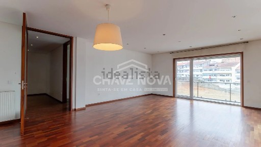 Apartamento T3 à venda na Praça das Flores, 91