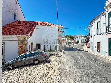 Moradia independente à venda na Rua Doutor Augusto de Matos