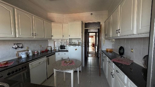 Apartamento T4 à venda no Largo do Pioledo